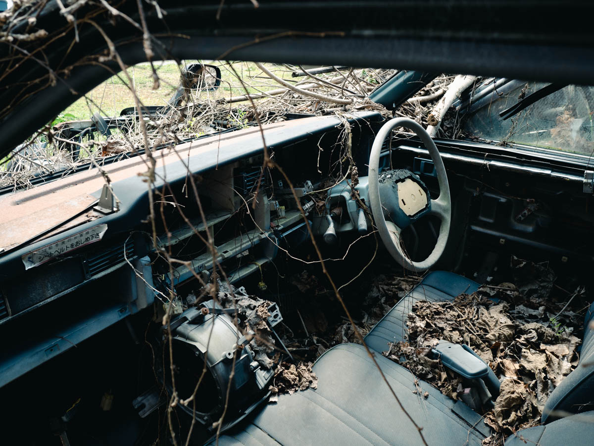 壊れた車の車内