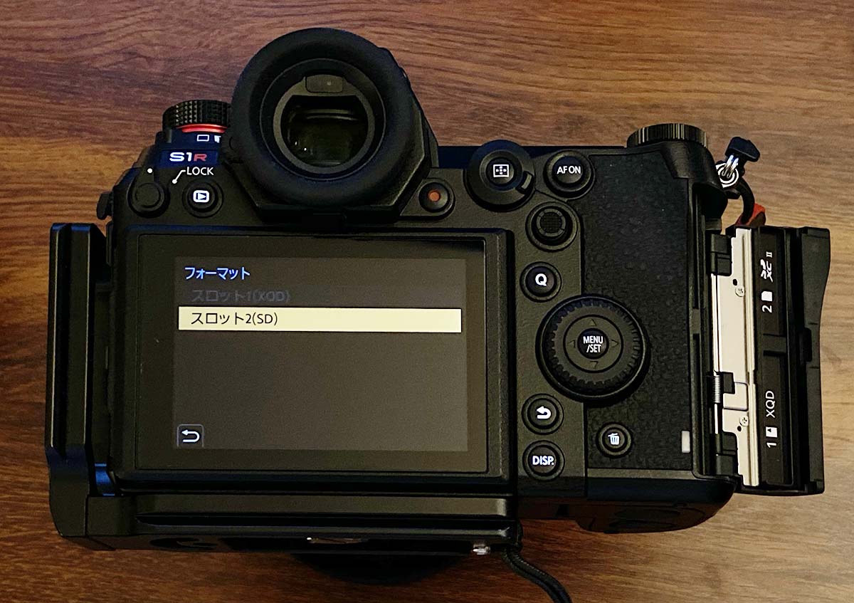 フォーマットメニュー画面とカードスロット