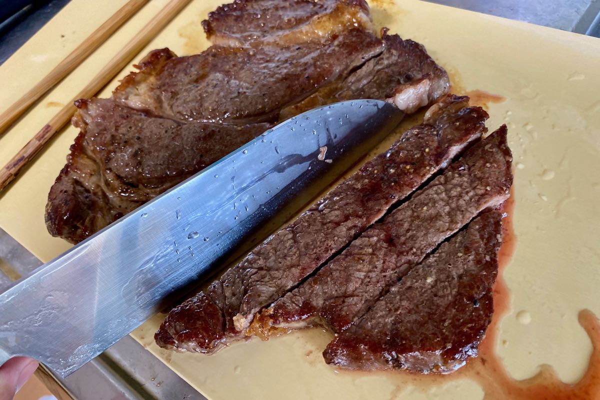 肉を切る
