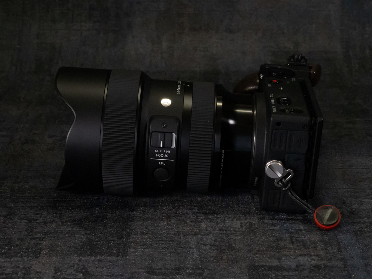 SIGMA fp（Small Rig製グリップつき）