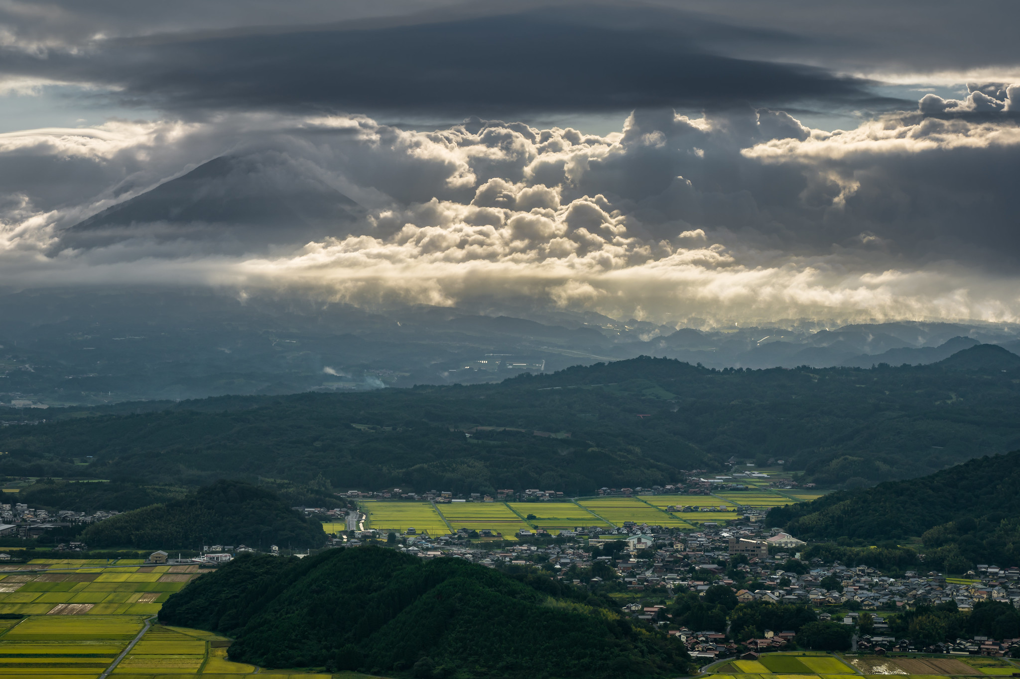 雲の隙間から覗く大山