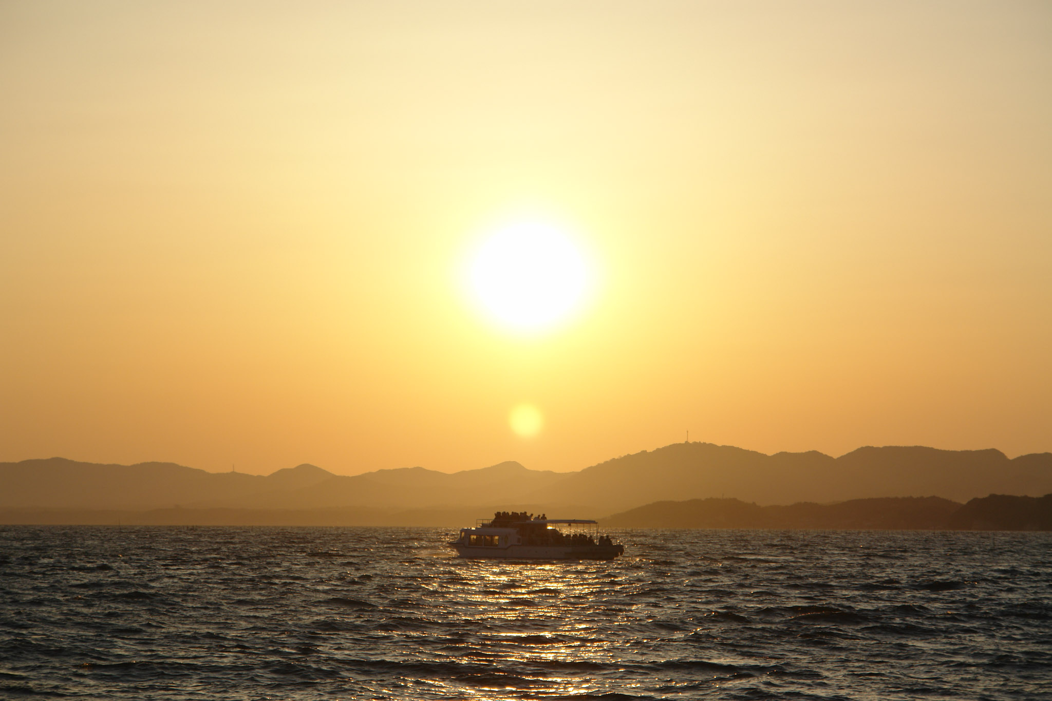 夕陽と船