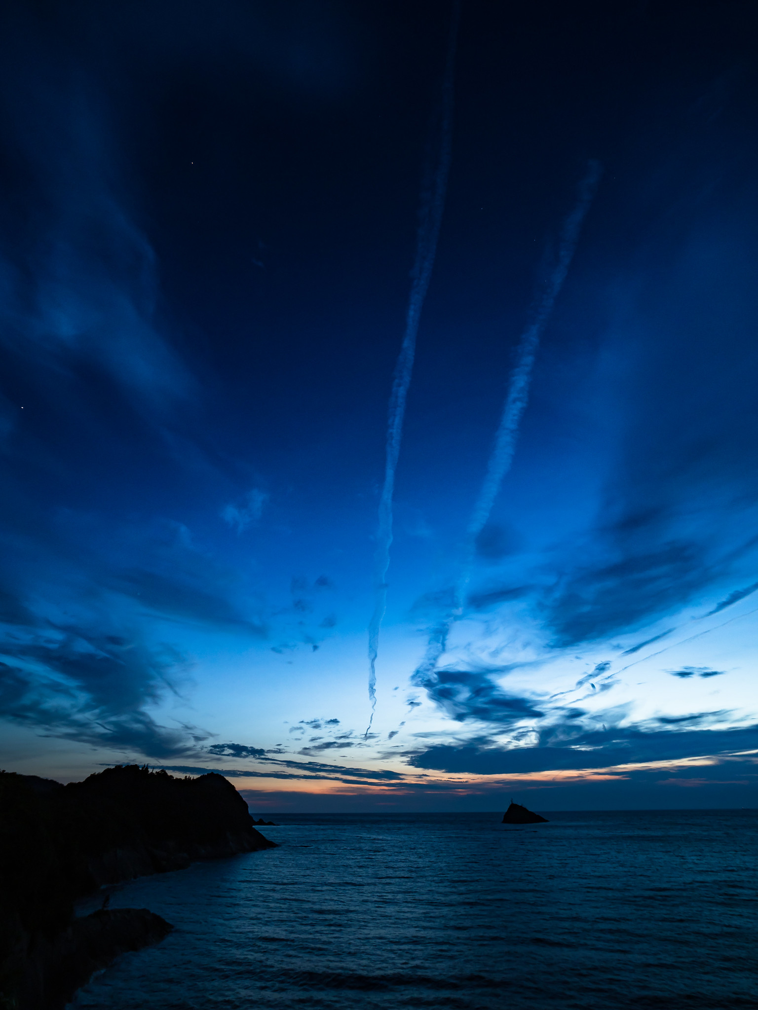 夕暮れの飛行機雲